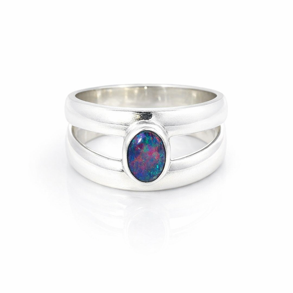Ring With A Split Band Set With An Opal In Silver